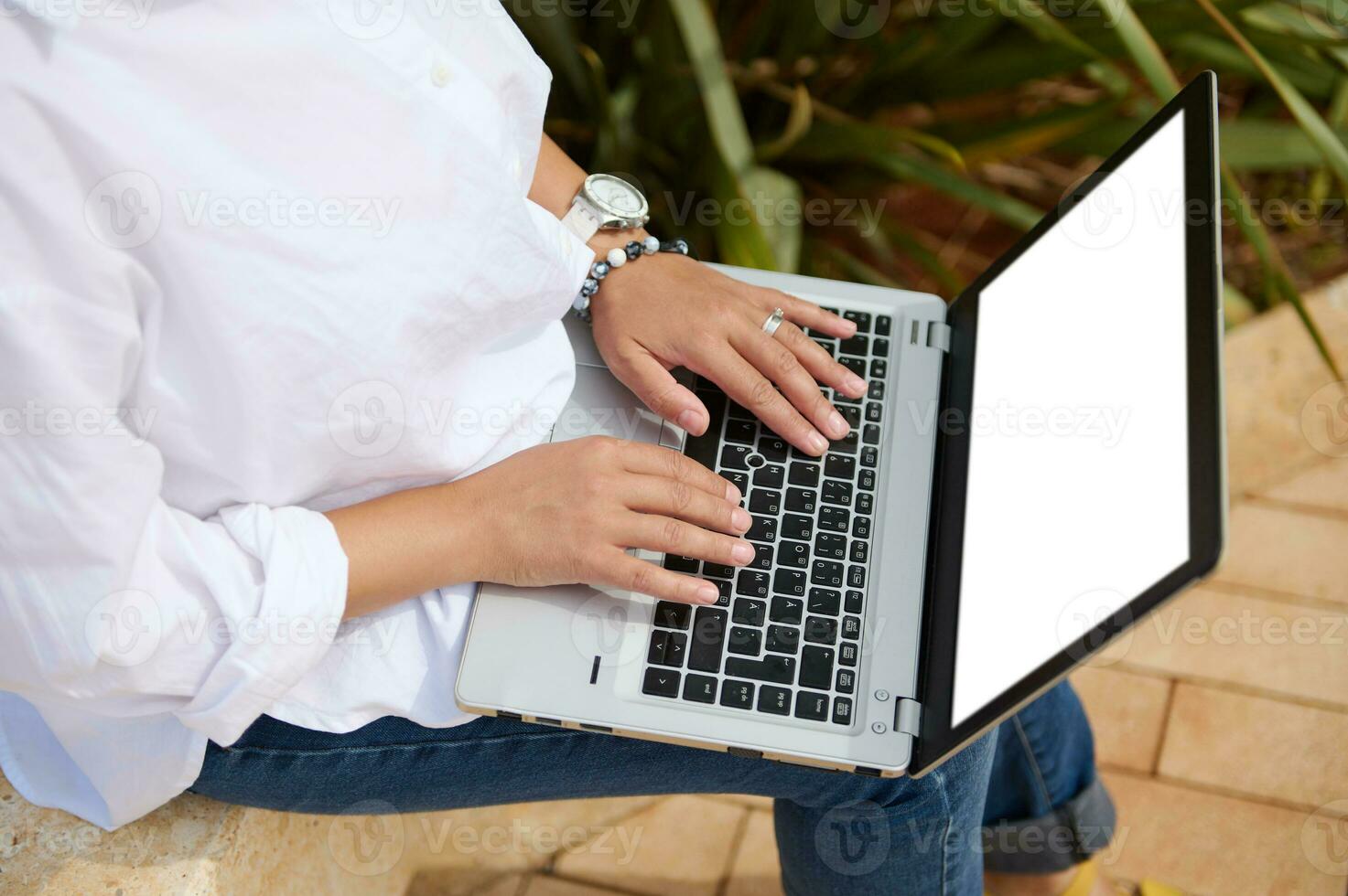 se från ovan av kvinna chef händer skriver text på bärbar dator tangentbord. vit tom attrapp skärm med kopia ad Plats foto