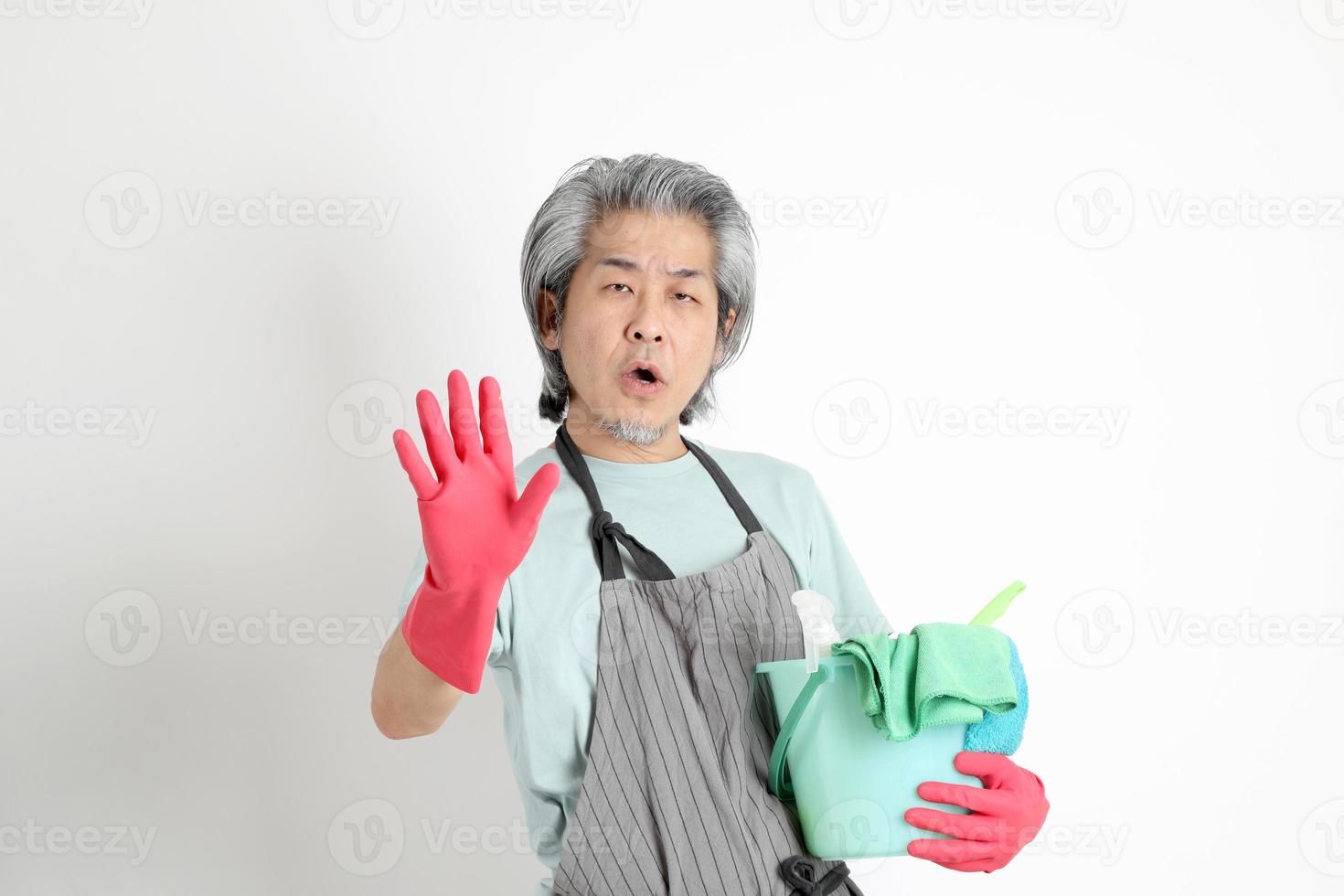 asiatisk hushållerska isolerad foto