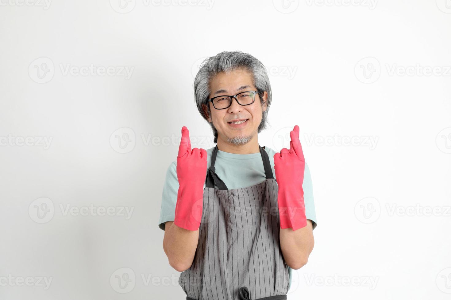 asiatisk hushållerska isolerad foto