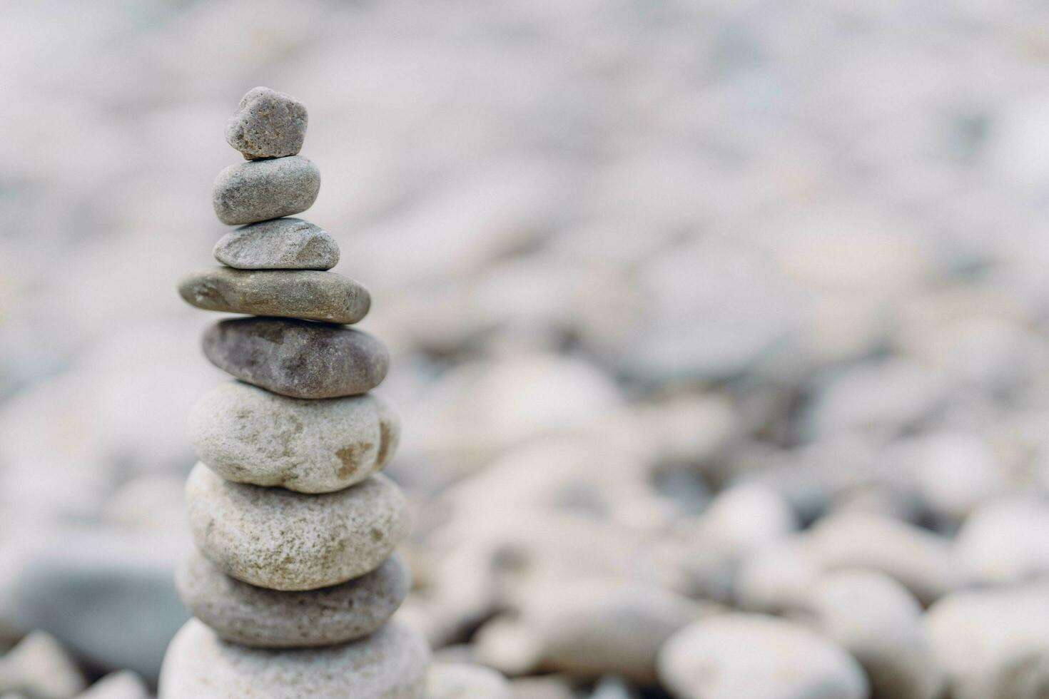 pyramid av stenar på de flod Bank. zen zen begrepp. foto