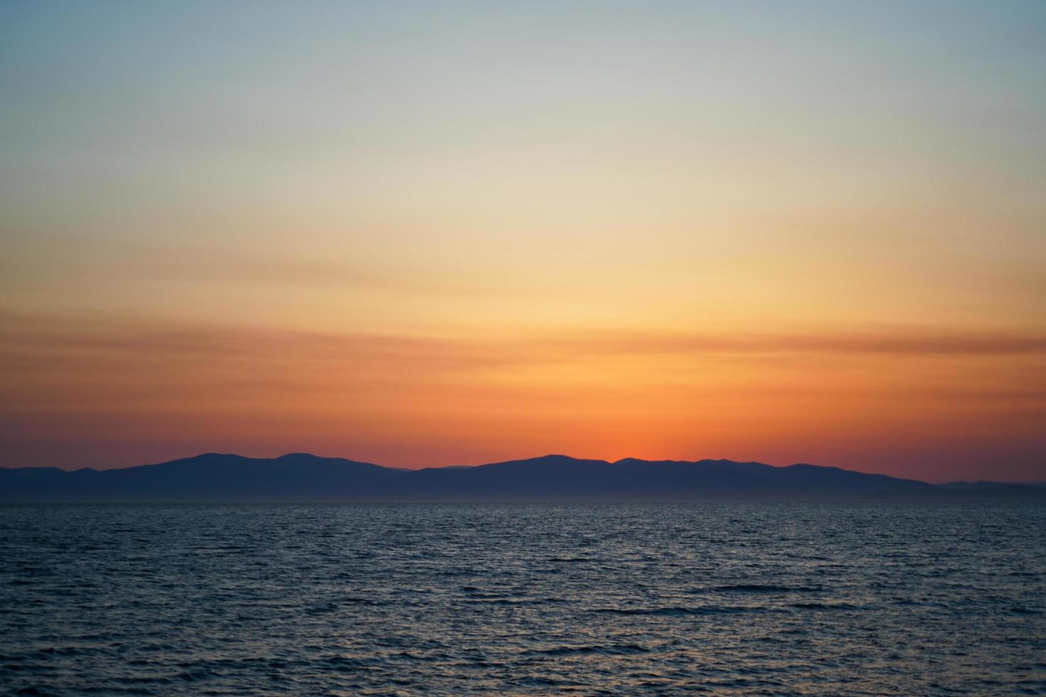 havslandskap med solnedgång över havet. foto