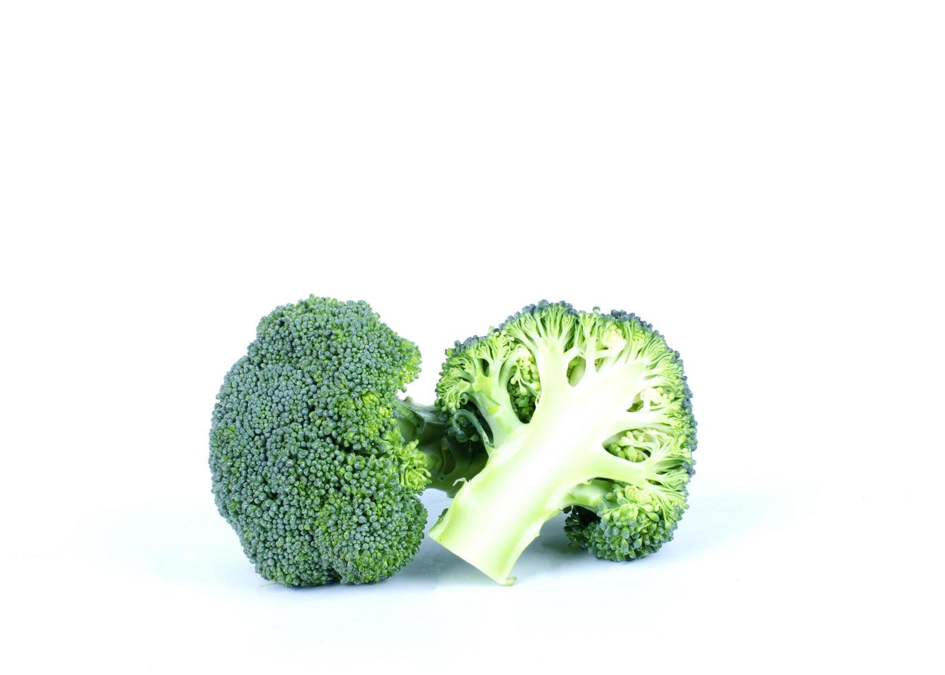 färsk broccoligrönsak på vit bakgrund foto