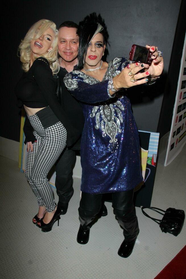 los angeles jun 4 courtney stodden doug hutchison bluff Ibrahim på de kändis selfies konst visa förbi bluff Ibrahim på de ljuv hollywood på juni 4 2015 i los angeles ca foto