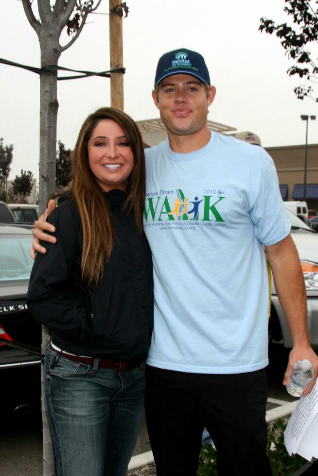 los angeles okt 16 bristol palin trevor donovan på de livsmiljö för mänskligheten san fernandosanta clarita dalar amerikan dröm promenad på pacoima torg på oktober 16 2010 i pacoima ca foto