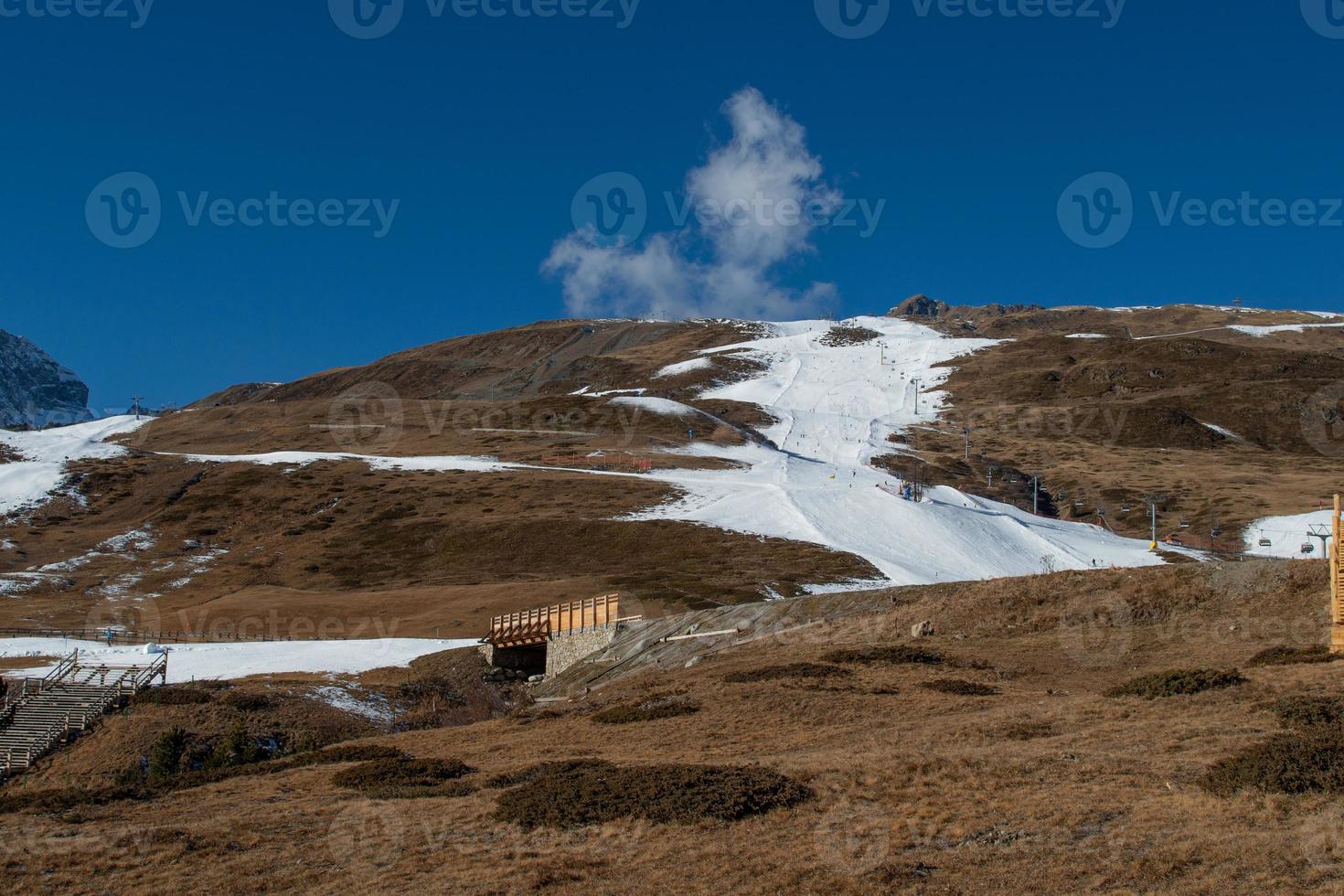 skidbacke förberedd med konstsnö på grund av brist på nederbörd foto