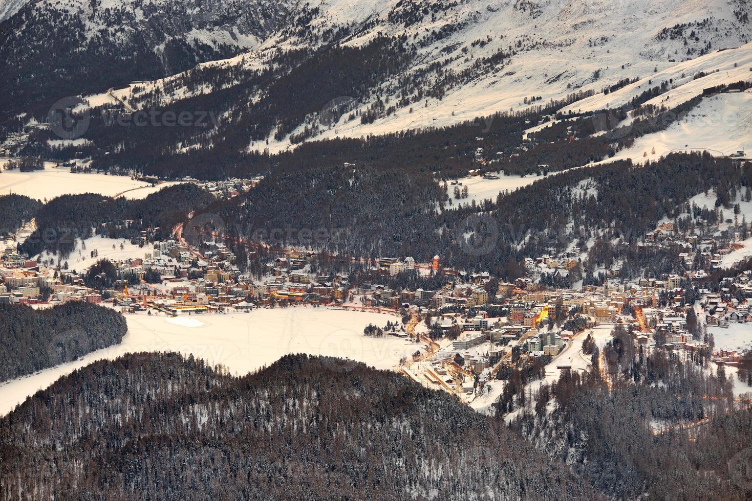 sankt moritz på de schweiziska alperna med snö foto