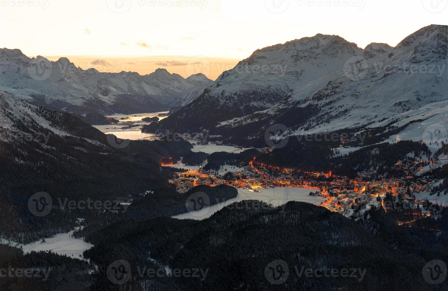 Sankt Moritz och Engadine -dalen i schweiziska Alperna i skymningen foto