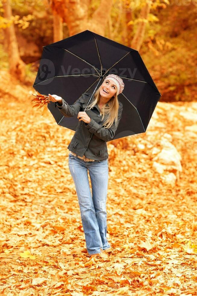 skön kvinna under paraply foto
