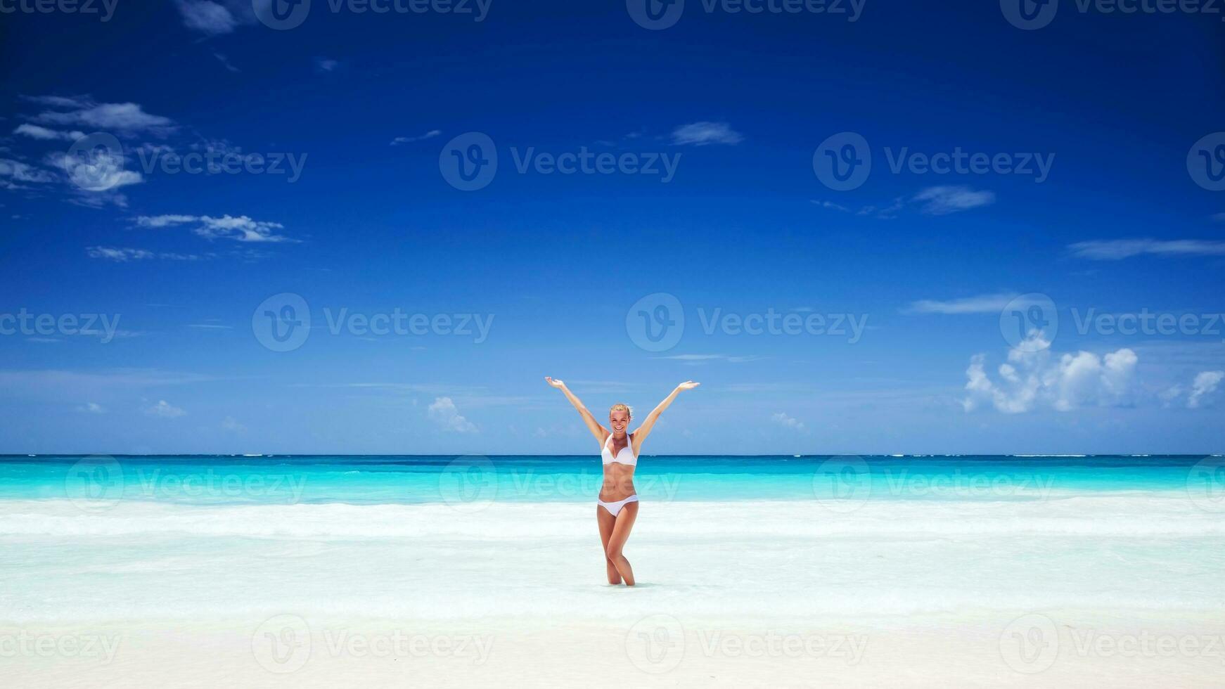Lycklig flicka på de strand foto