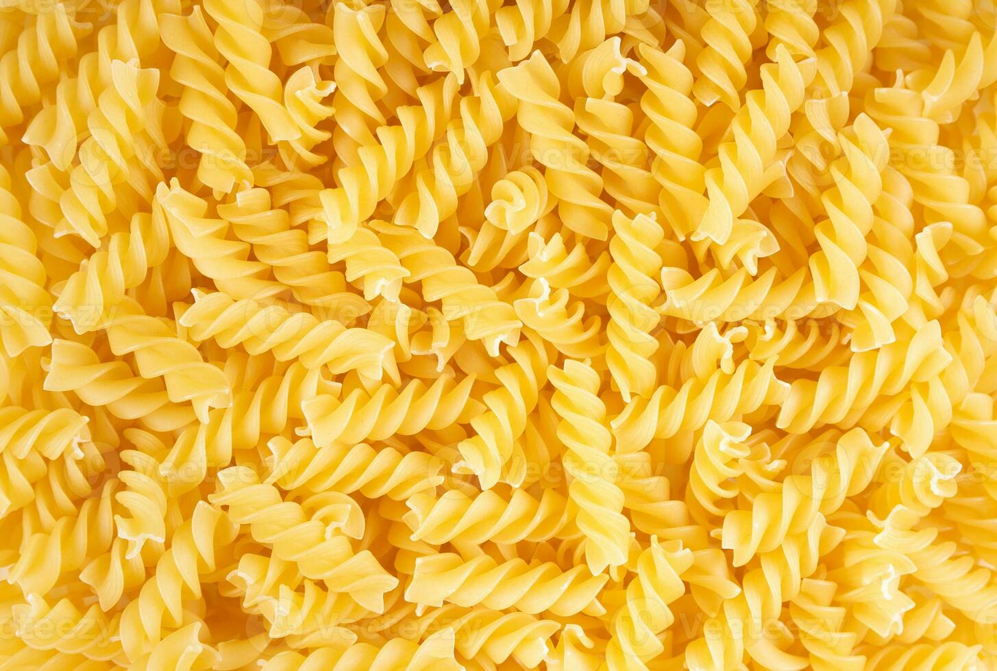 rå pasta fusilli spaghetti mönster. mat bakgrund, italiensk kök foto