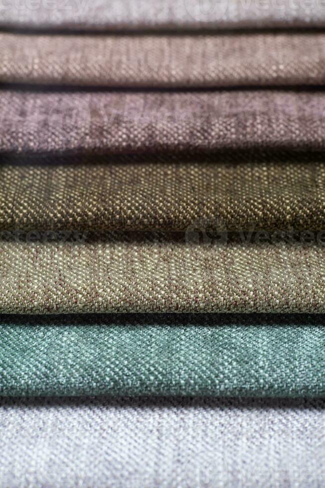 mång färgad uppsättning av klädsel tyg prover för urval, samling av textil- färgrutor foto