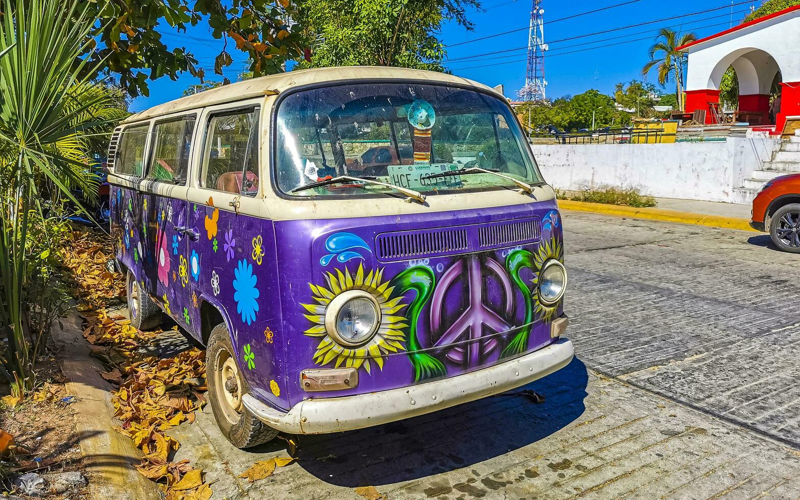 puerto escondido oaxaca mexico 2023 gammal årgång klassisk minibussar vans transportörer fordon bilar i Mexiko. foto