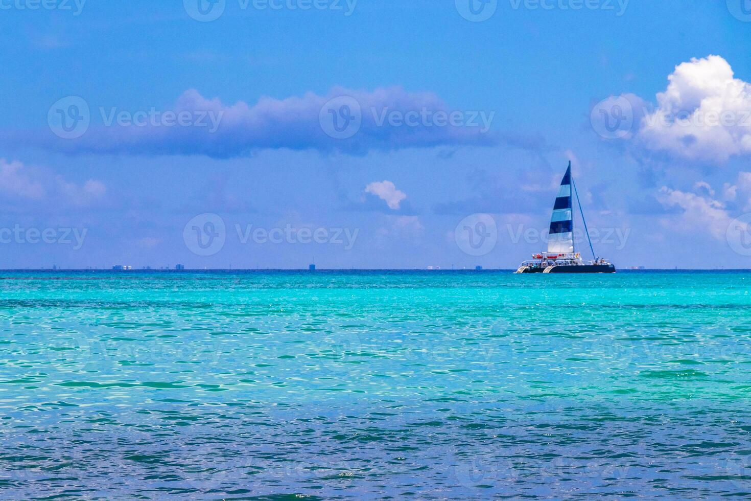 segling båtar yachter fartyg brygga playa del carmen strand Mexiko. foto