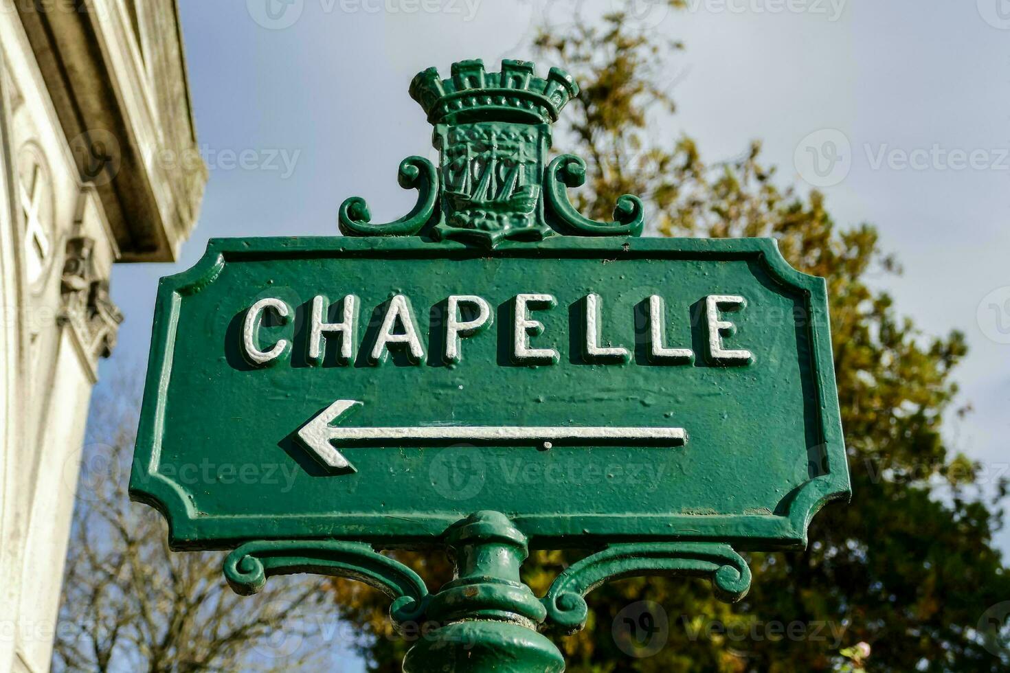 en grön gata tecken den där säger chapelle med ett pil foto