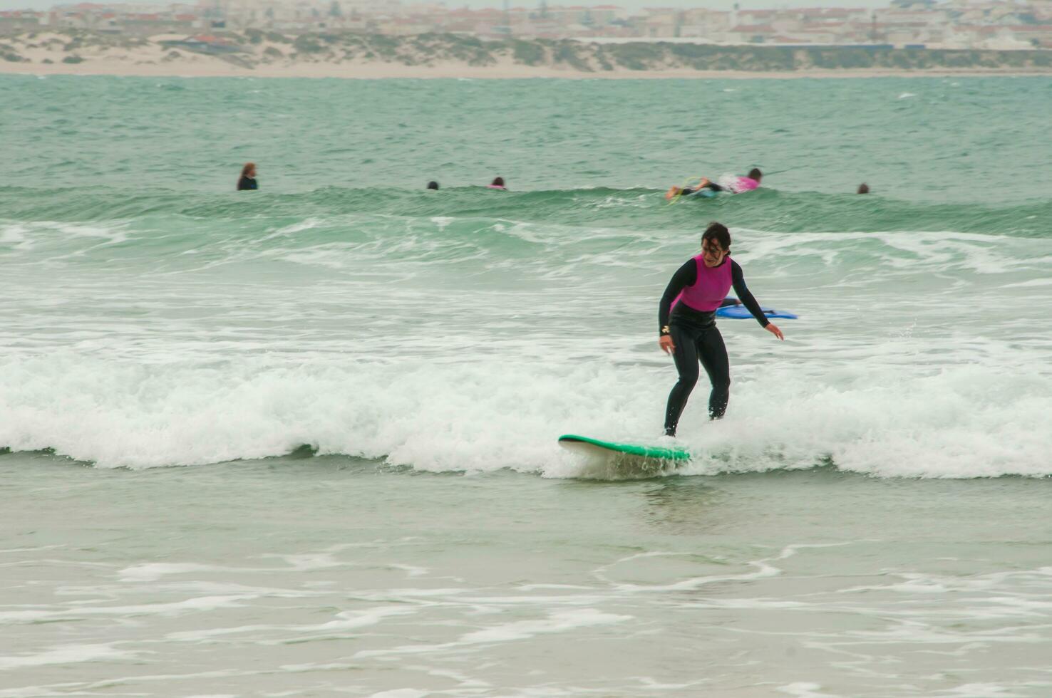 surfa skolor i baleal ö, portugal foto