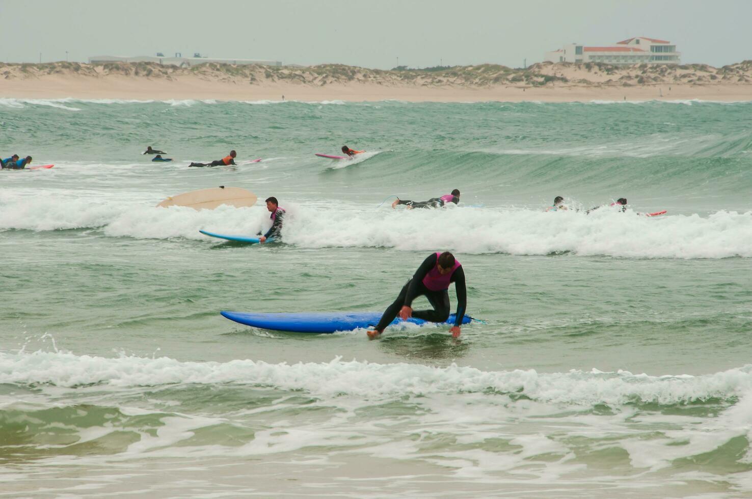 surfa skolor i baleal ö, portugal foto