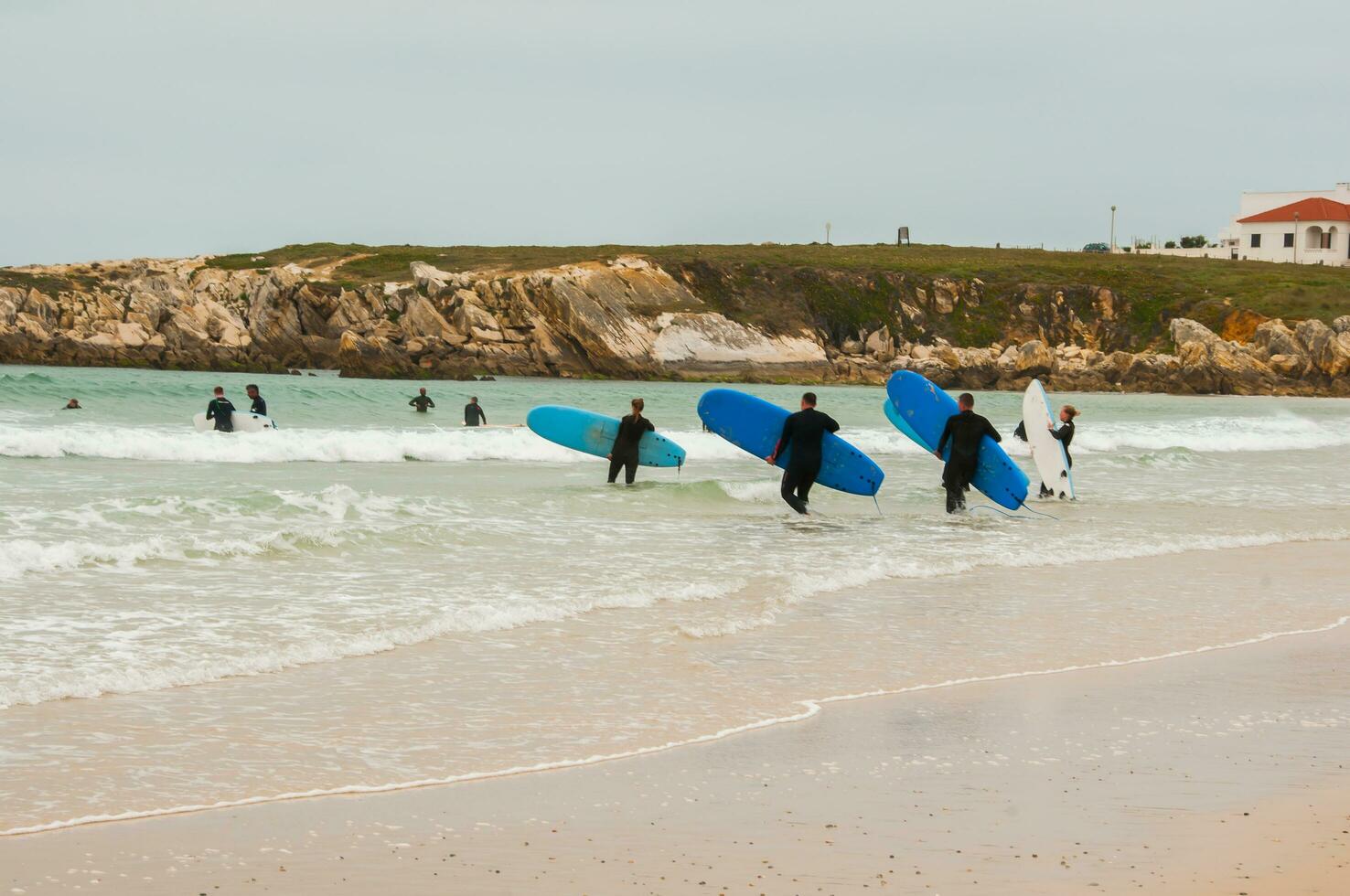 surfa skolor i baleal ö, portugal foto