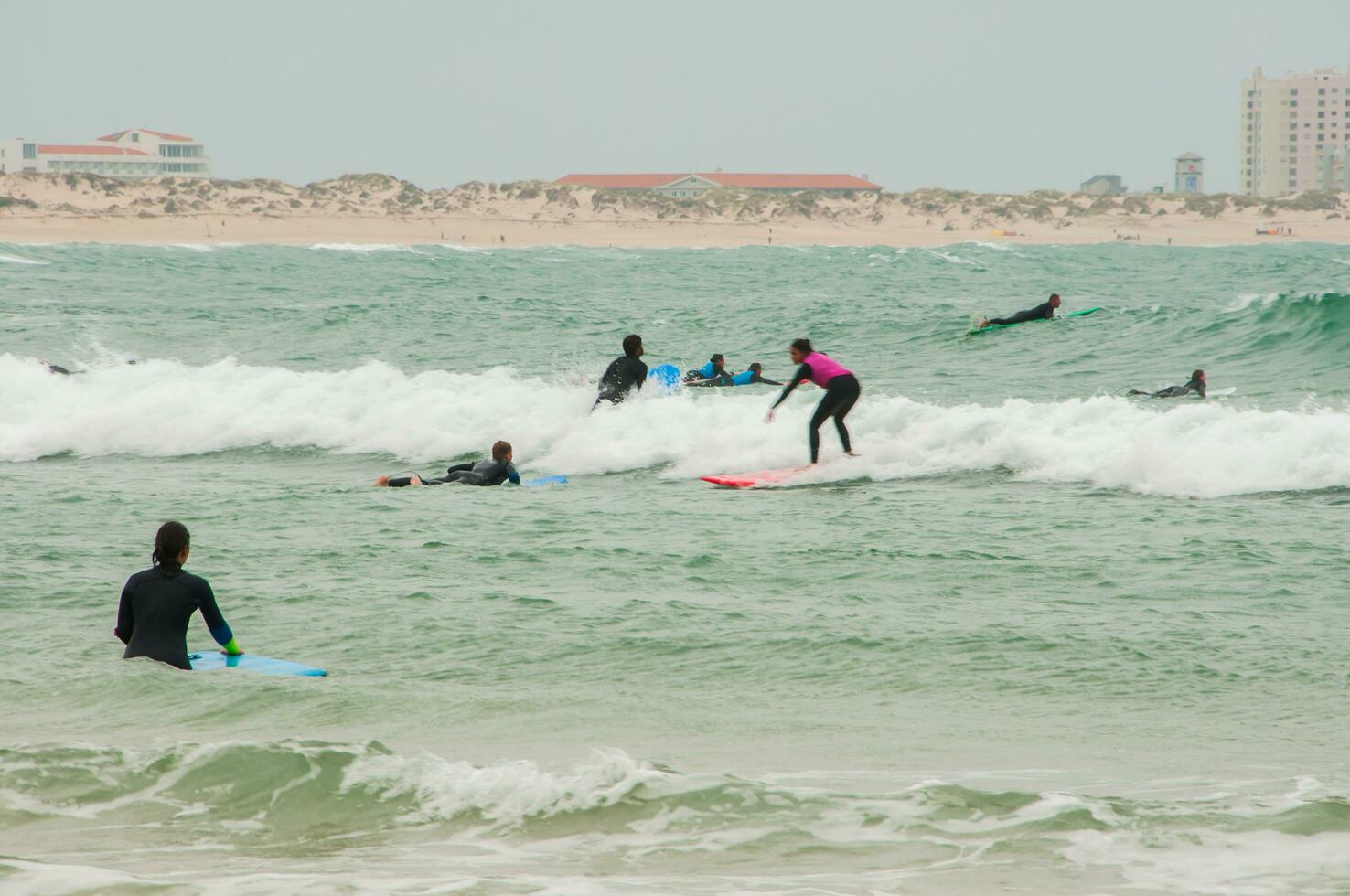 surfa skolor i baleal ö, portugal foto