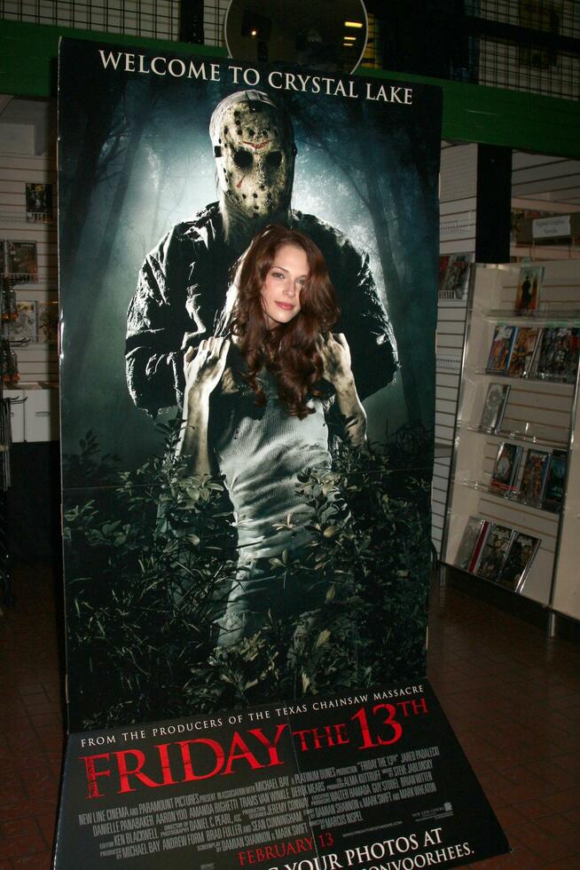 amanda righetti i de 2009 fredag de 13: e filmsignering av de ny dvd släpp hans namn var Jason 30 år av fredag de 13:or på mörk delikatesser Lagra i burbank ca på februari 3 2009 foto