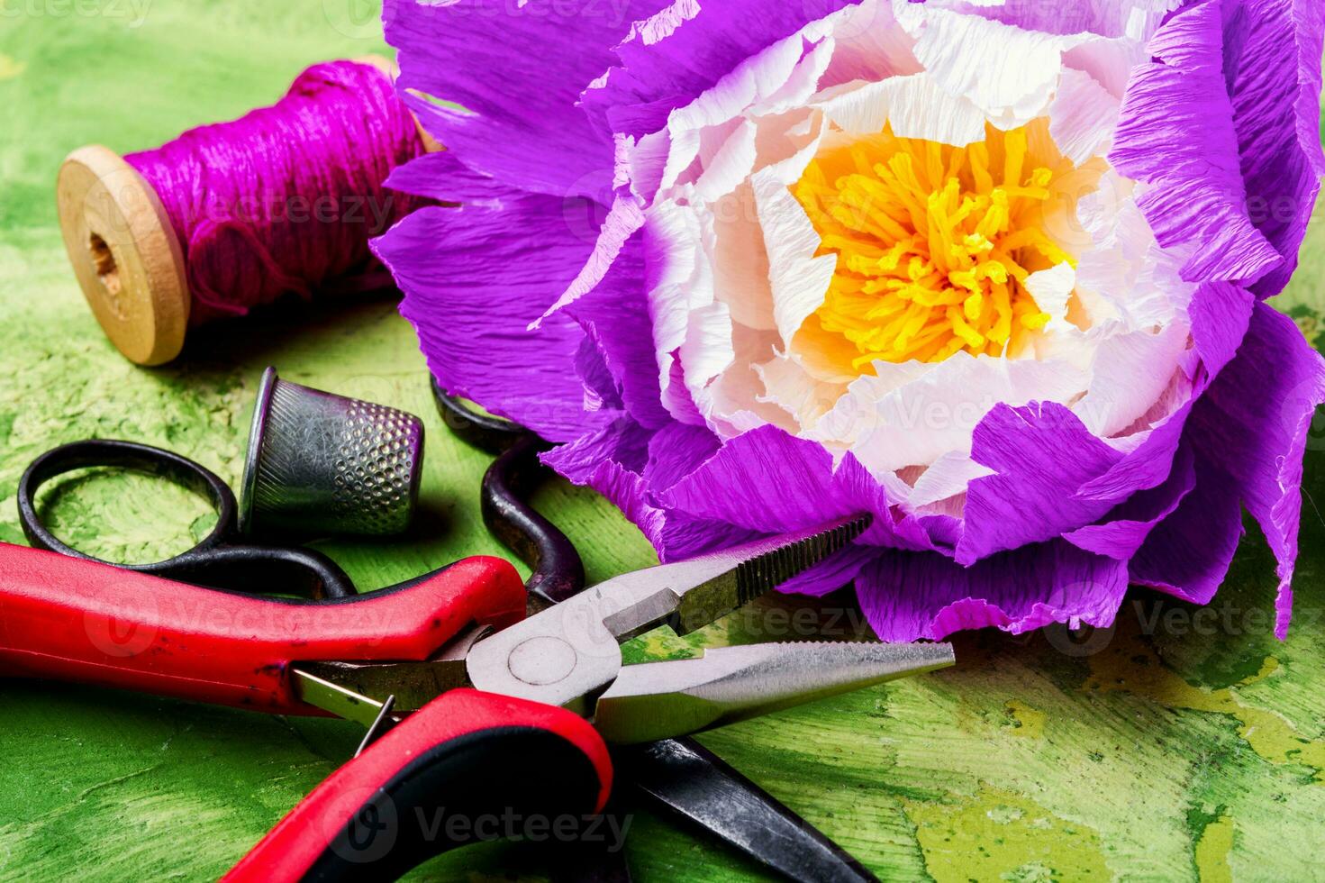 färgrik handgjort papper blommor foto