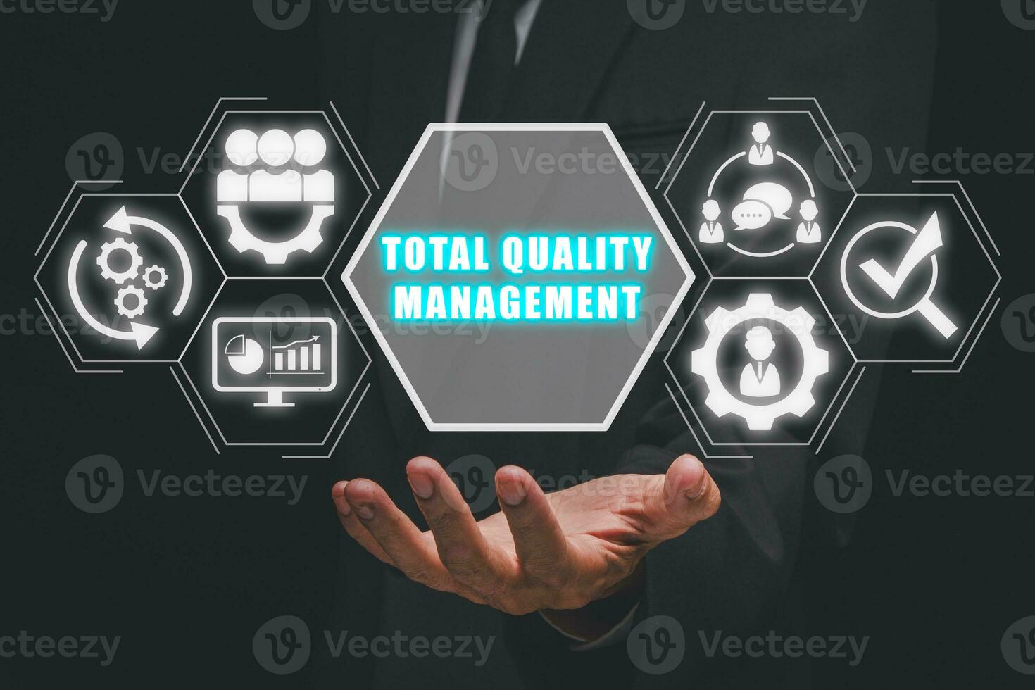 total kvalitet förvaltning begrepp, affärsman hand innehav total kvalitet förvaltning ikon på virtuell skärm. foto