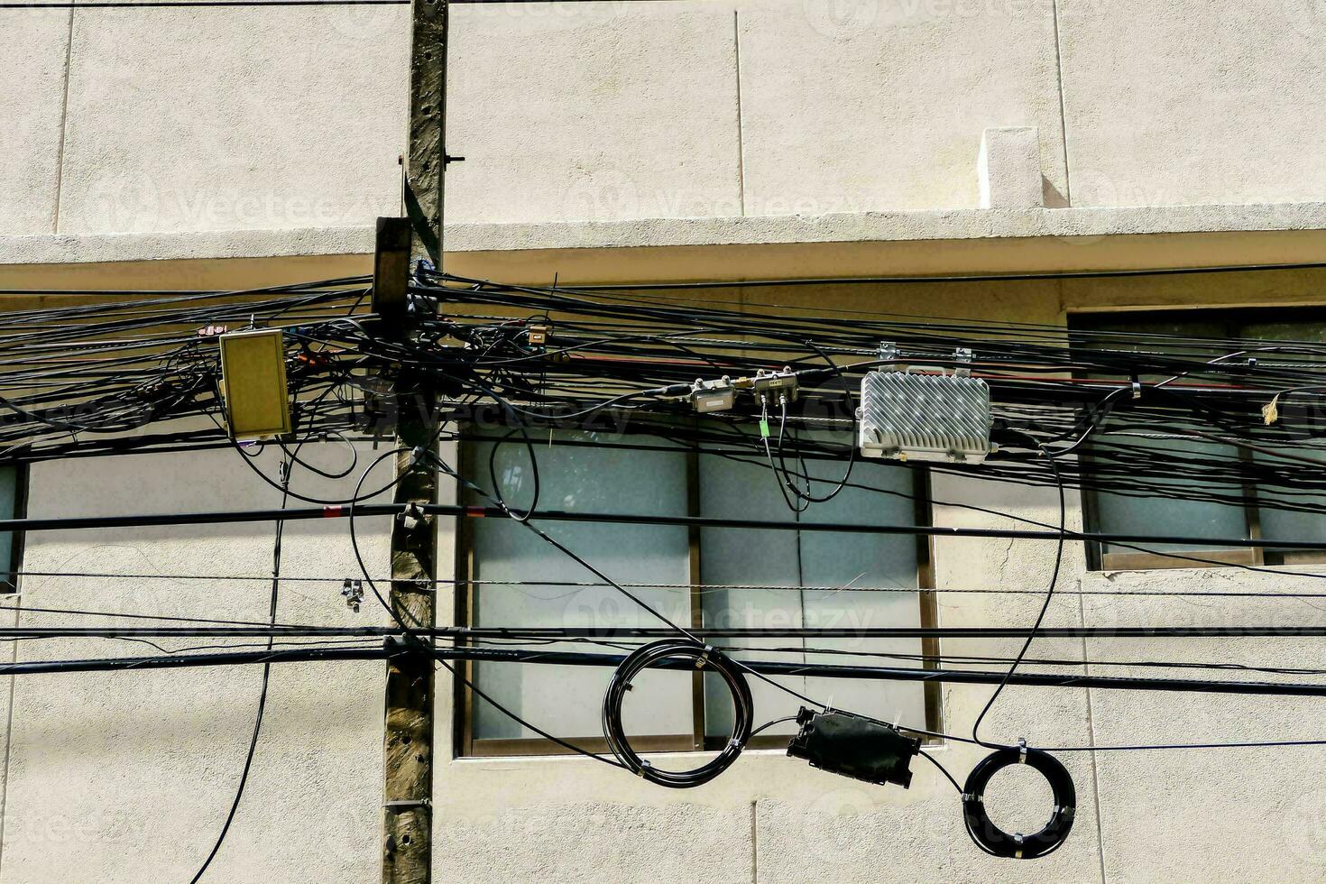 en knippa av trådar och trådar hängande från en Pol foto