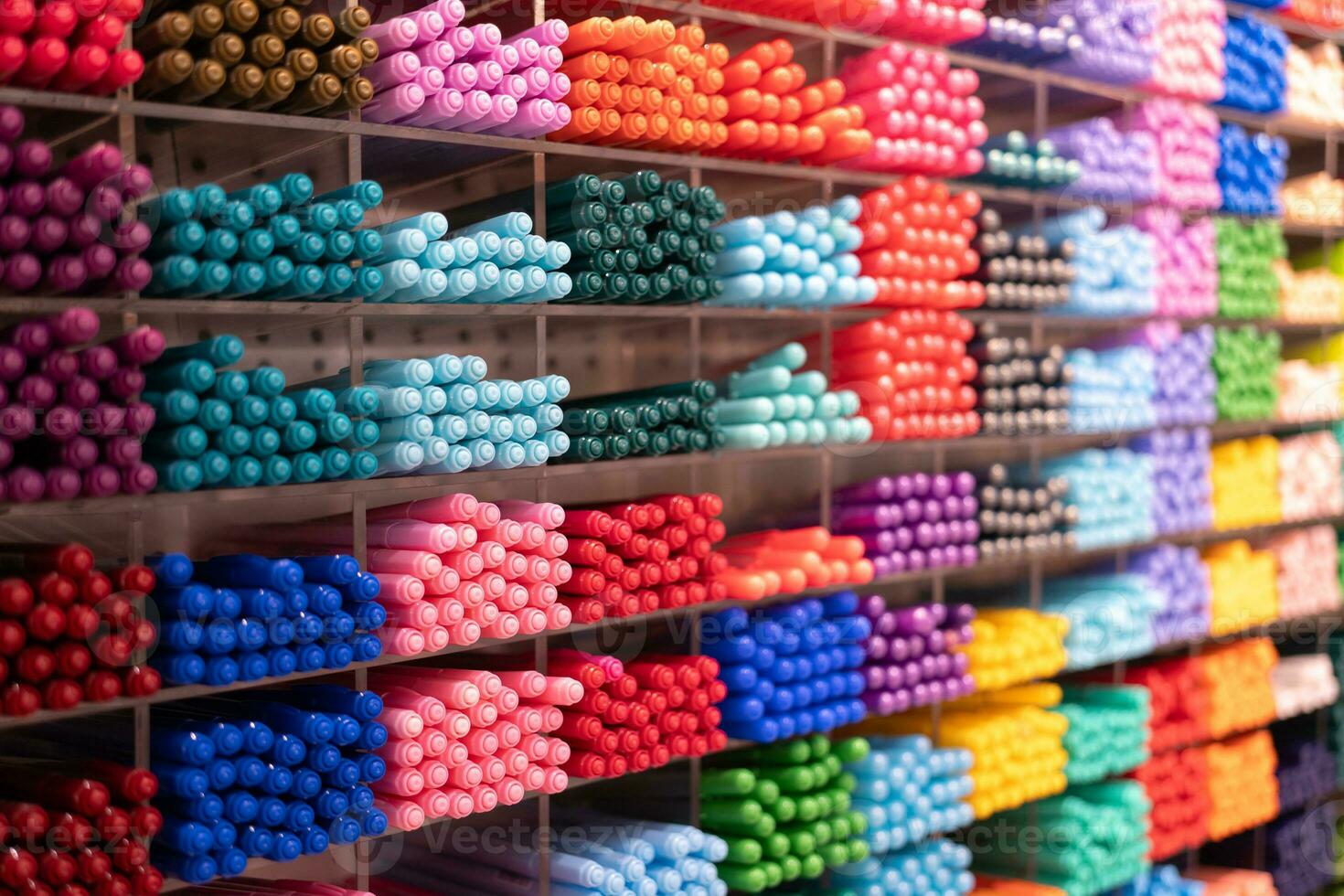 bakgrund av massor blandad färgrik penna uppsättning. färgad pennor på hyllor i de butik, kontor leveranser och pappersvaror. färgrik pennor anordnad på hyllor försäljning pappersvaror. foto
