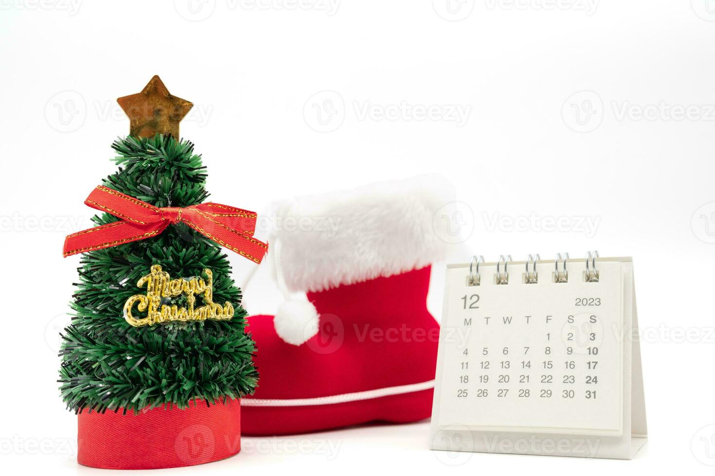 decembers kalender, jul träd med jultomten sko isolerat på vit bakgrund. jul bakgrund. foto