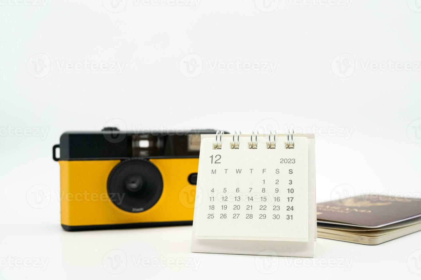enkel skrivbord kalender för december 2023 och filma kamera. kalender och Semester begrepp med kopia Plats. foto