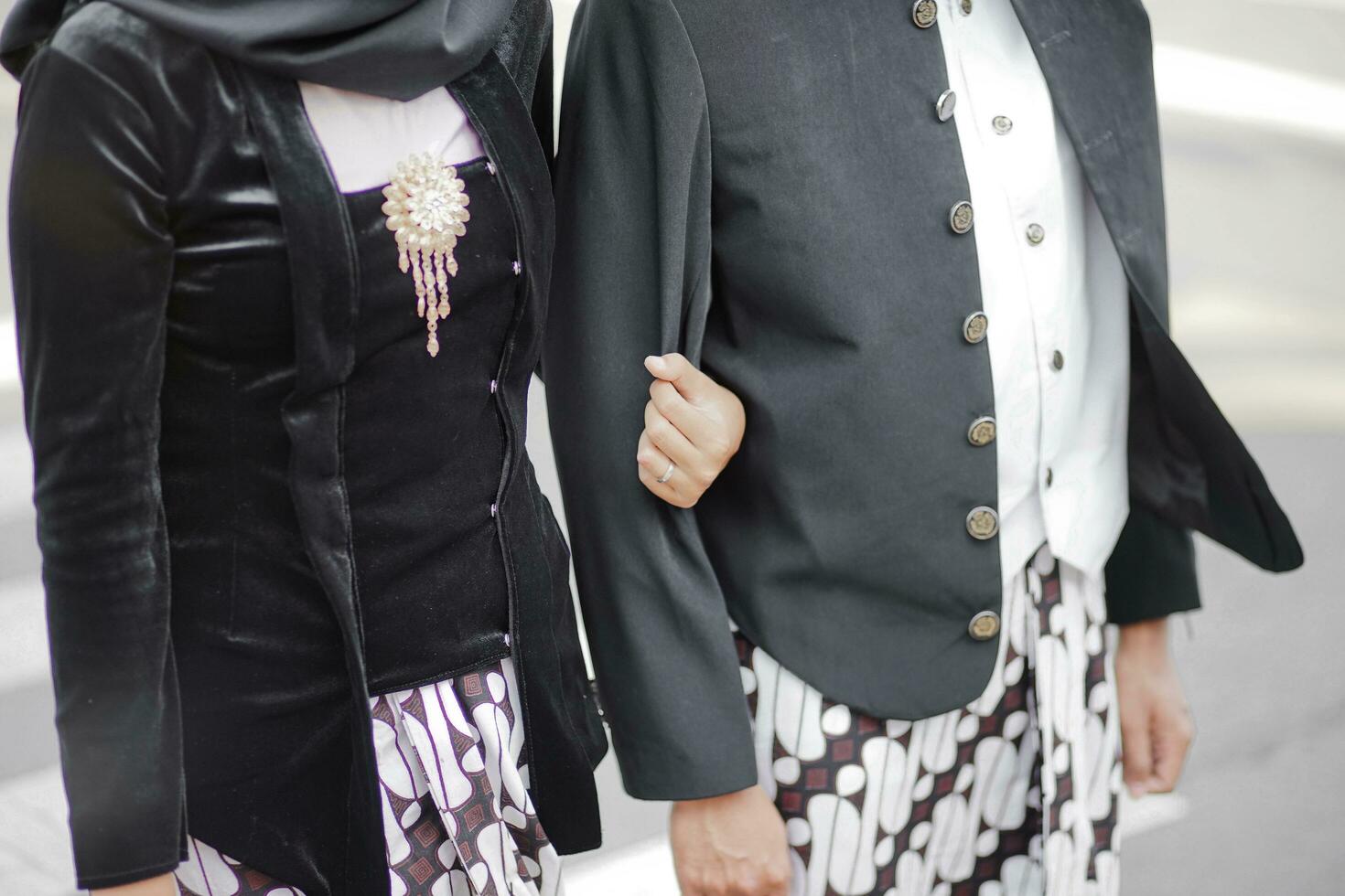 en man och en kvinna klädd i traditionell Kläder foto
