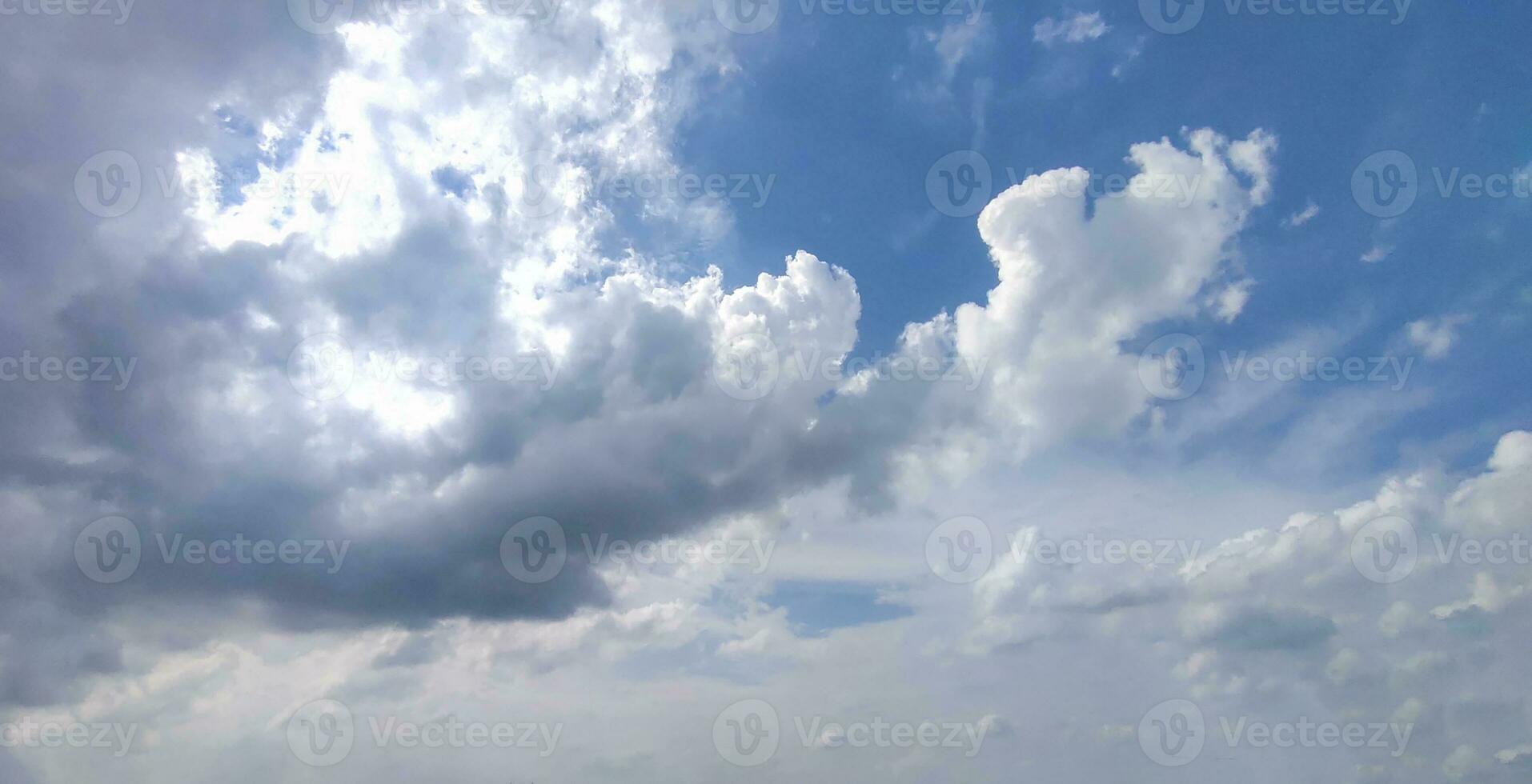 en blå himmel med moln och en blå himmel, blå himmel och vit moln klar sommar se, en stor vit moln är i de himmel, en blå himmel med moln och några vit moln foto