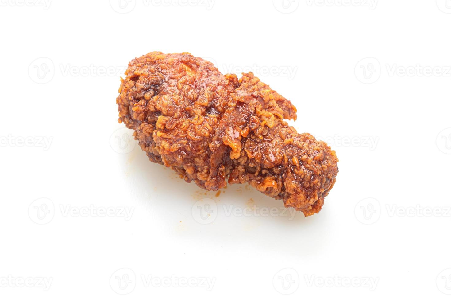 stekt kyckling med kryddig koreansk sås på vit bakgrund foto