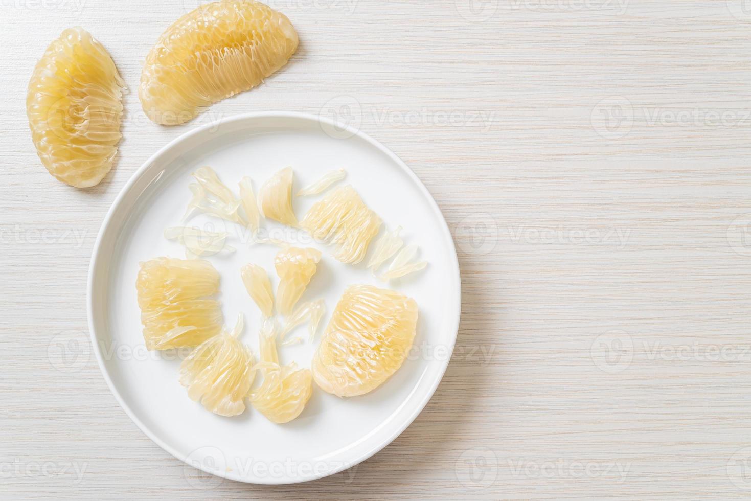 färsk skalad pomelo, grapefrukt eller shaddock foto