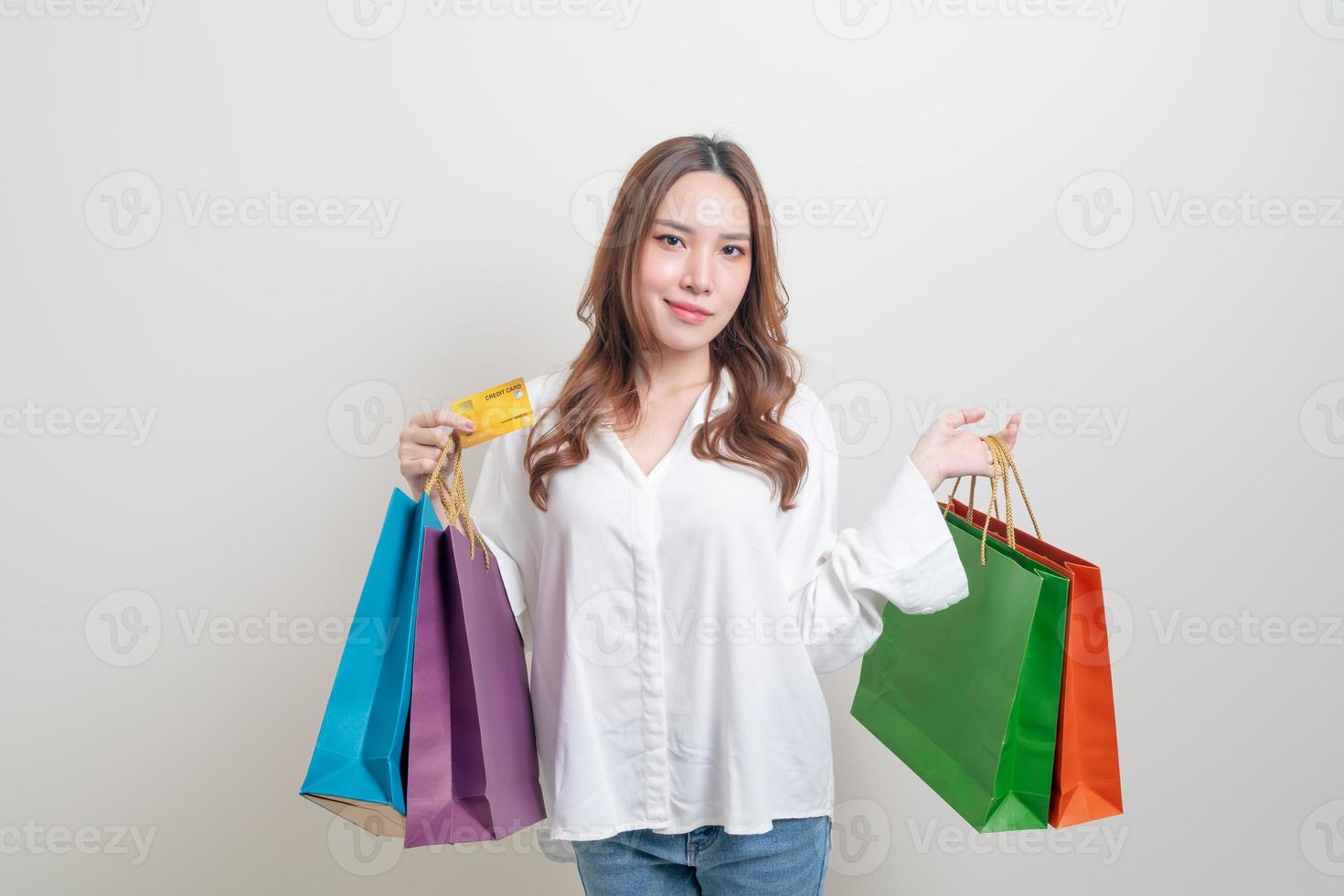 porträtt vacker kvinna med shoppingpåse och kreditkort foto