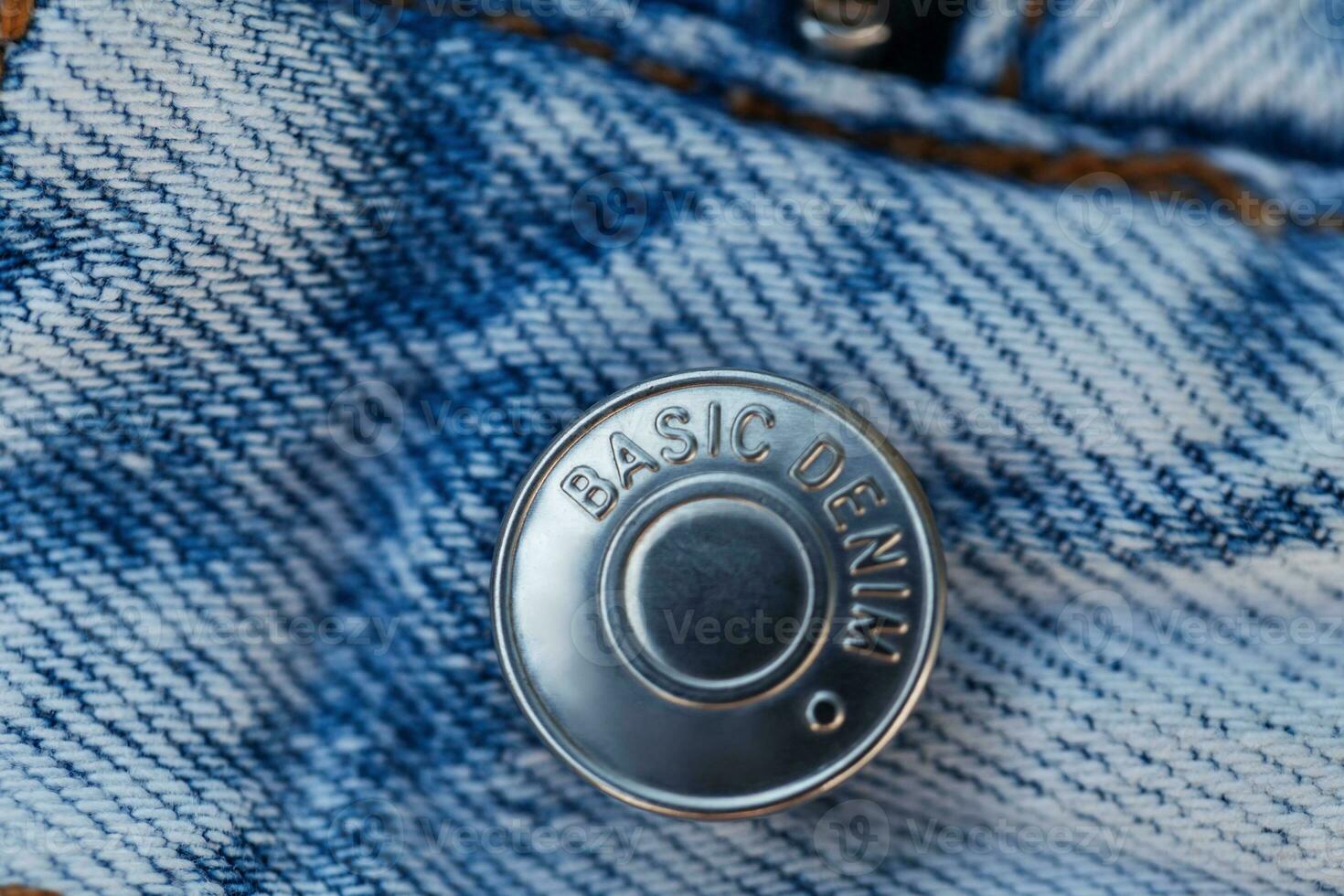 modern blå jeans med en metall knapp grundläggande denim, närbild. design och mode begrepp foto