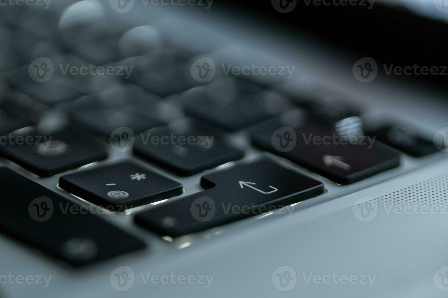 bärbar dator tangentbord med fokus på de inter knapp, närbild. logga in och Start begrepp foto