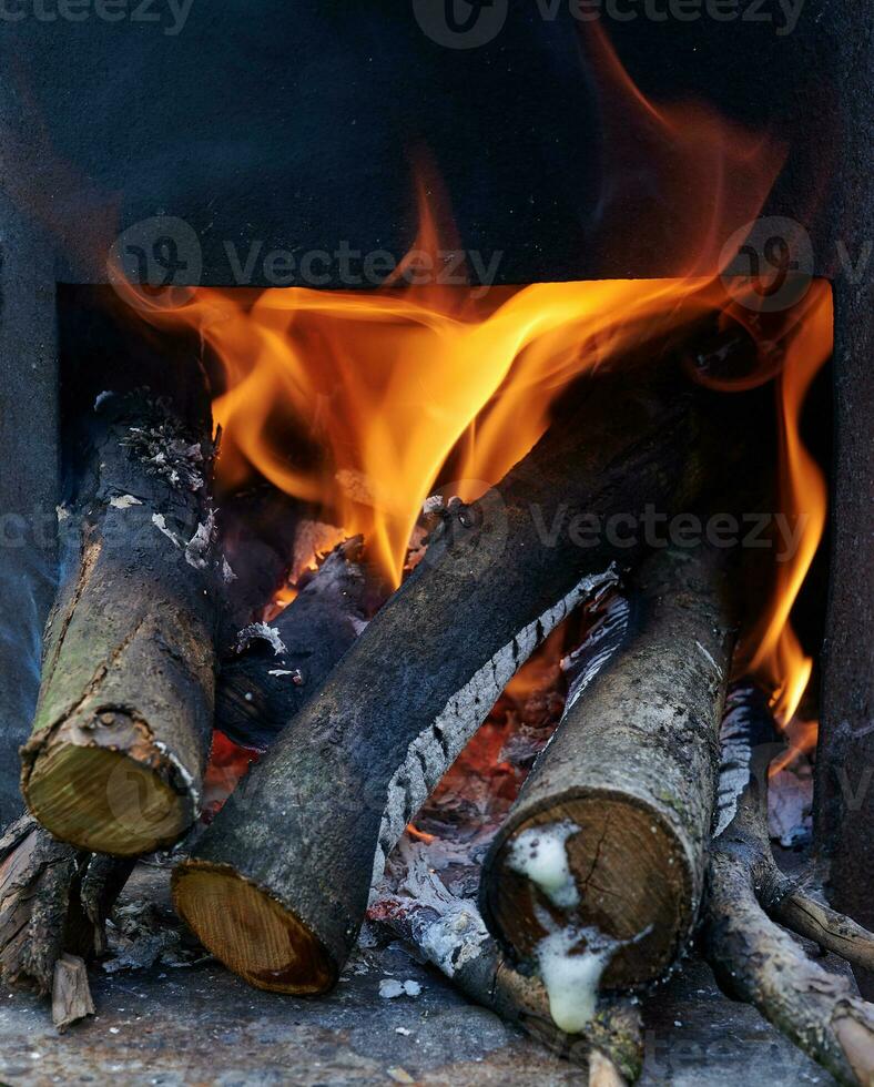 traditionell trä brand ugn inuti varm. brand och ved närbild. foto