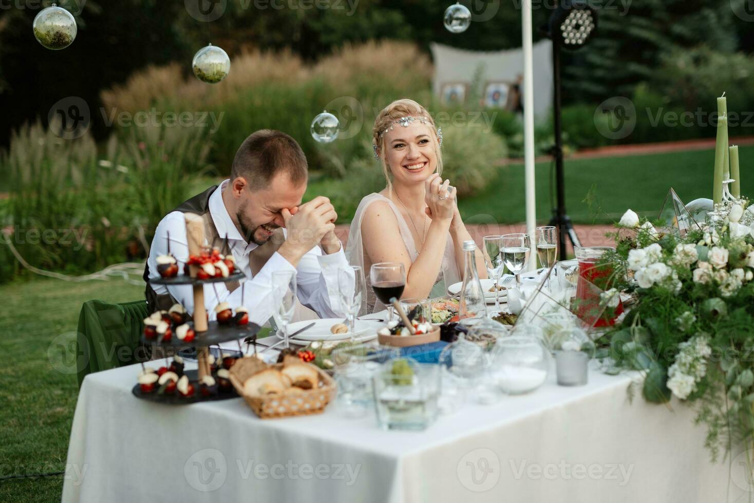 kvällsbröllop familjemiddag i skogen foto