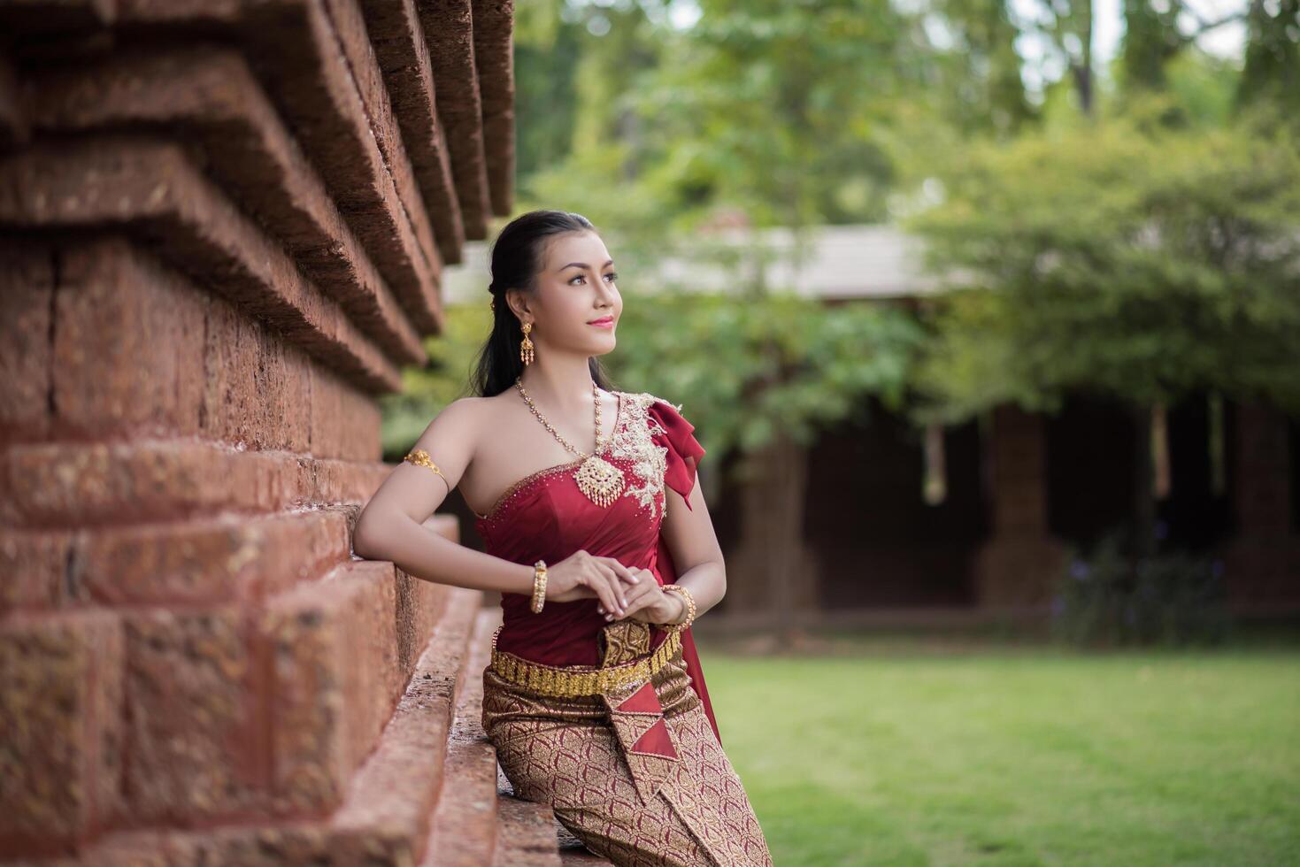 vacker kvinna som bär typisk thailändsk klänning foto