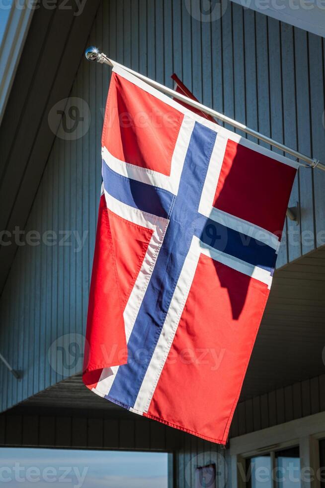 vit hus med flagga i gammal del av stavanger, Norge foto