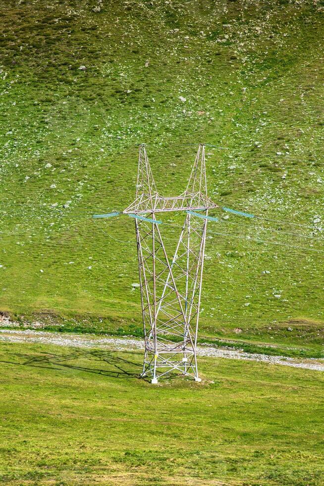 hög Spänning poler i de berg foto