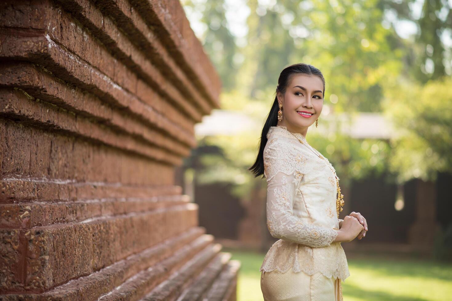 vacker kvinna som bär typisk thailändsk klänning foto