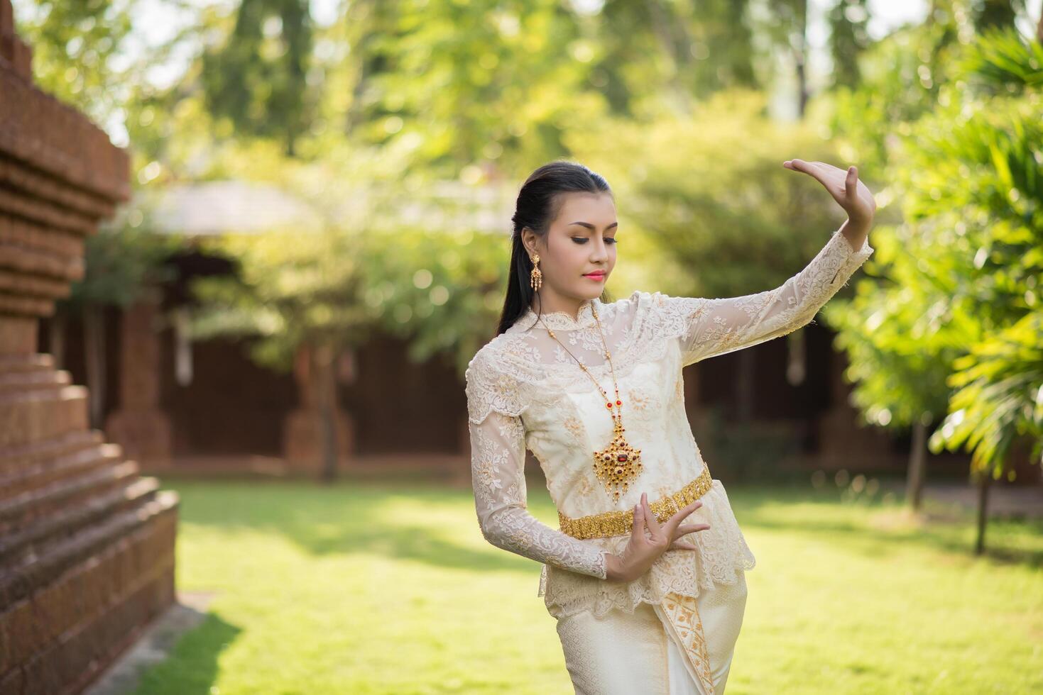 vacker kvinna som bär typisk thailändsk klänning foto