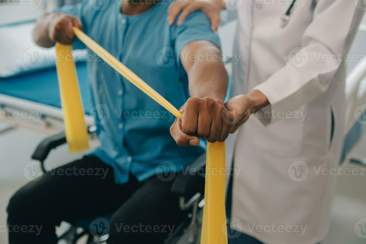 läkare eller fysioterapeut arbetssätt granskning behandla skadade ärm av idrottare manlig patient, stretching och träning, håller på med de rehabilitering terapi smärta i klinik. foto