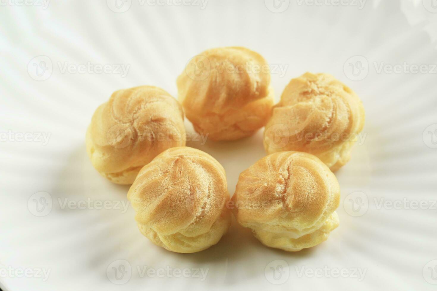 stänga upp profiteroles med vispad grädde och choklad fyllning. foto