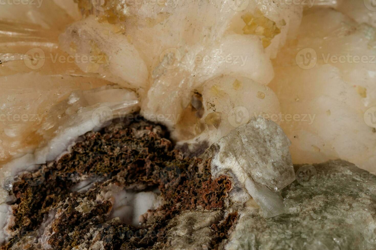 makro mineral sten stilbit på apofyllit på en svart bakgrund foto