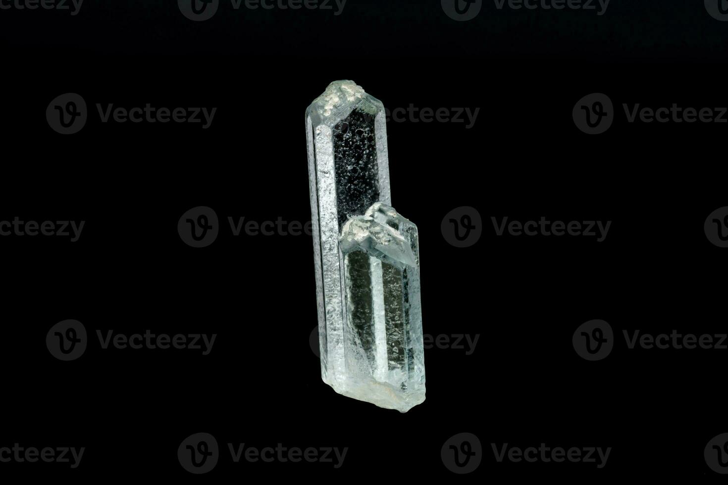 makro mineral sten akvamarin på en svart bakgrund foto