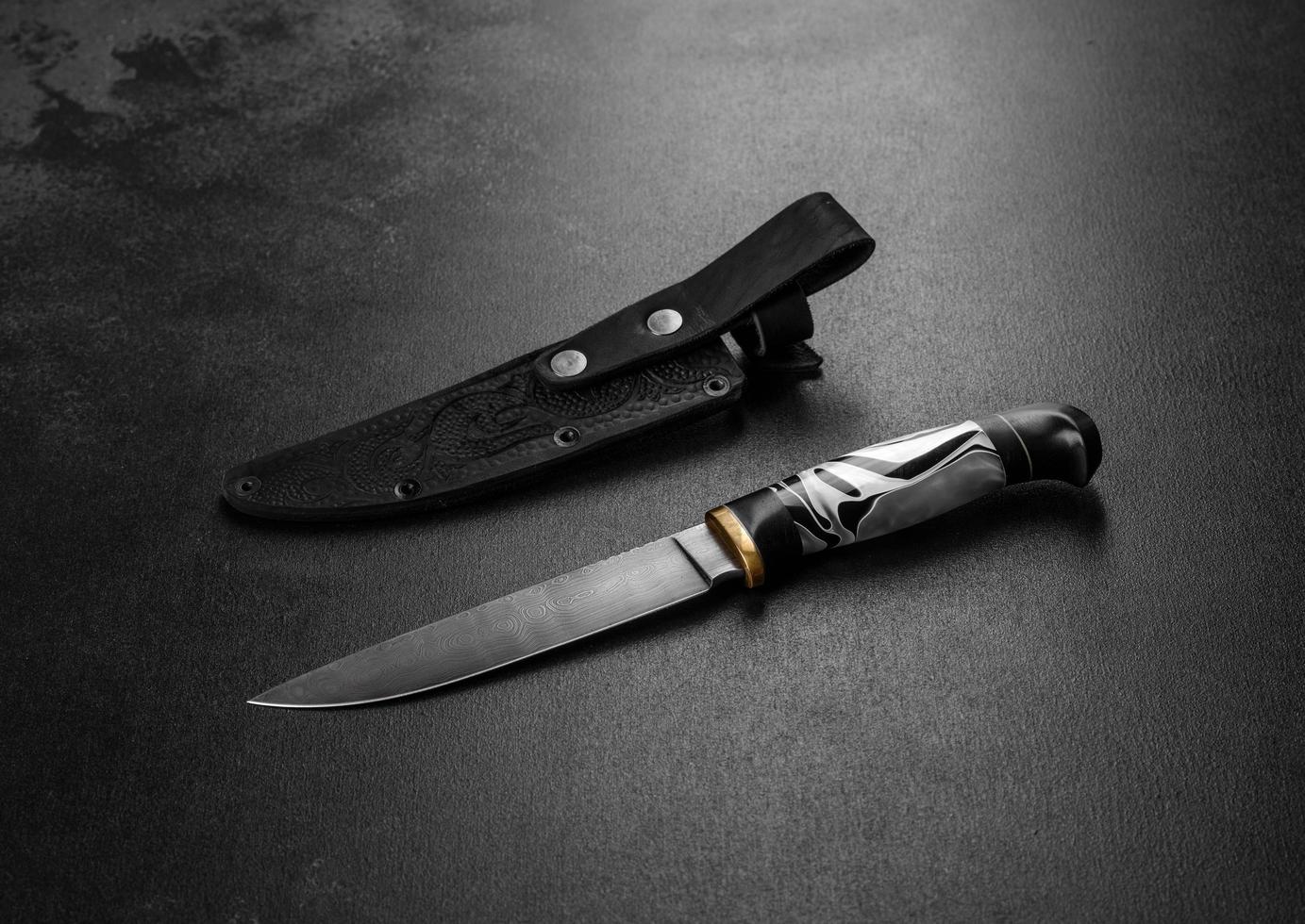 handgjord vacker jaktkniv med ett skarpt grått blad foto