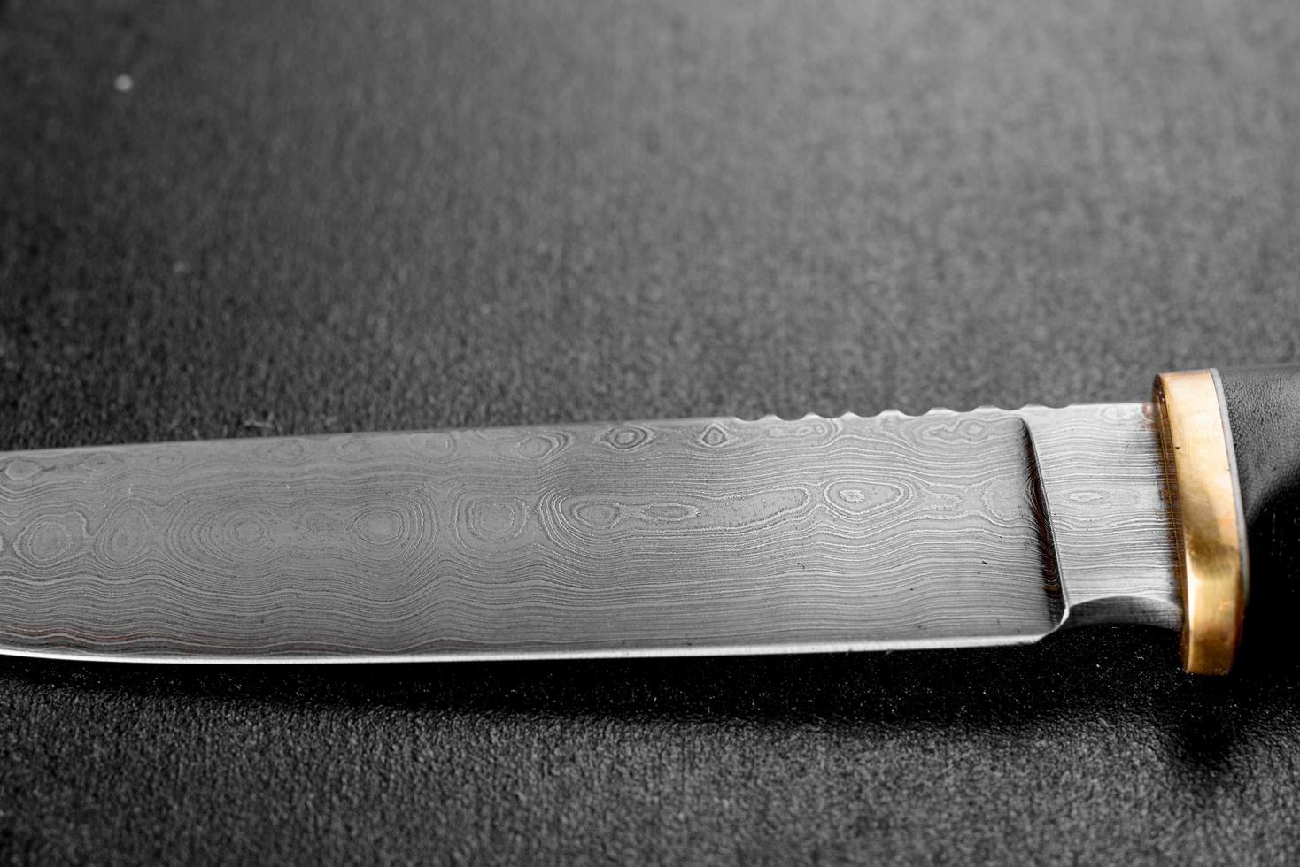 handgjord vacker jaktkniv med ett skarpt grått blad foto