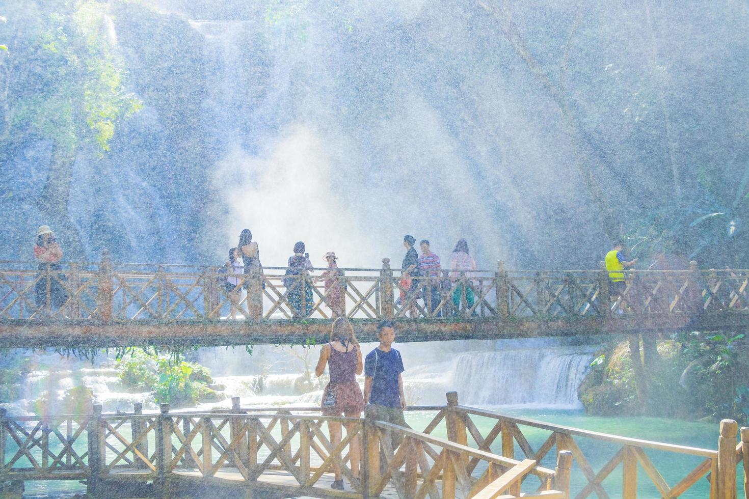 luang prabang laos 21. november 2018 människor vid kuang si vattenfall, luang prabang, laos foto